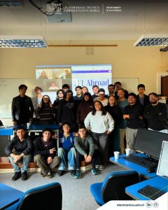 Charla TEL Abroad en sala de computación