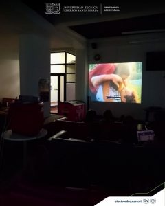 Proyección de película en auditorio