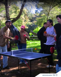 Estudiantes jugando tenis de mesa