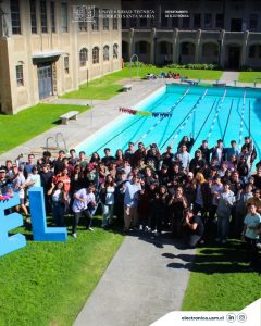 Estudiantes junto a piscina USM